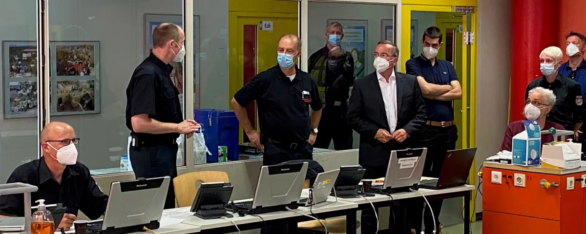 Verschiedene Menschen sprechen miteinander